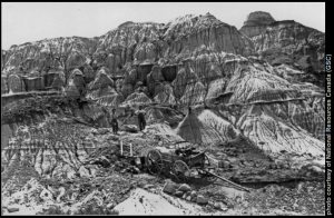 Figure 1 The badlands of southern Alberta,collecting ground for dinosaur remains.Sections of the fossil skeletons are wrappedwith strips of burlap dipped in fluid plaster,then packed in boxes for shipment to Ottawa.Photographer: C.M.Sternberg (1914)